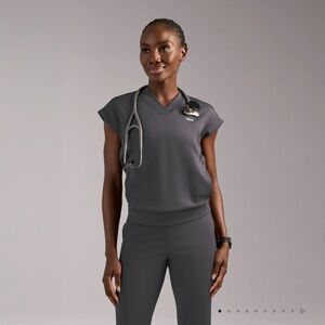 *NEW WITH TAGS IN PACKAGE* FIGS Woman Mira FORMx V-Neck Scrub Top Size Medium